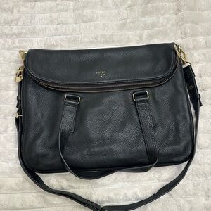 Fossil Preston Pebbled Leather Foldover
Expandable Shoulder + Crossbody Bag